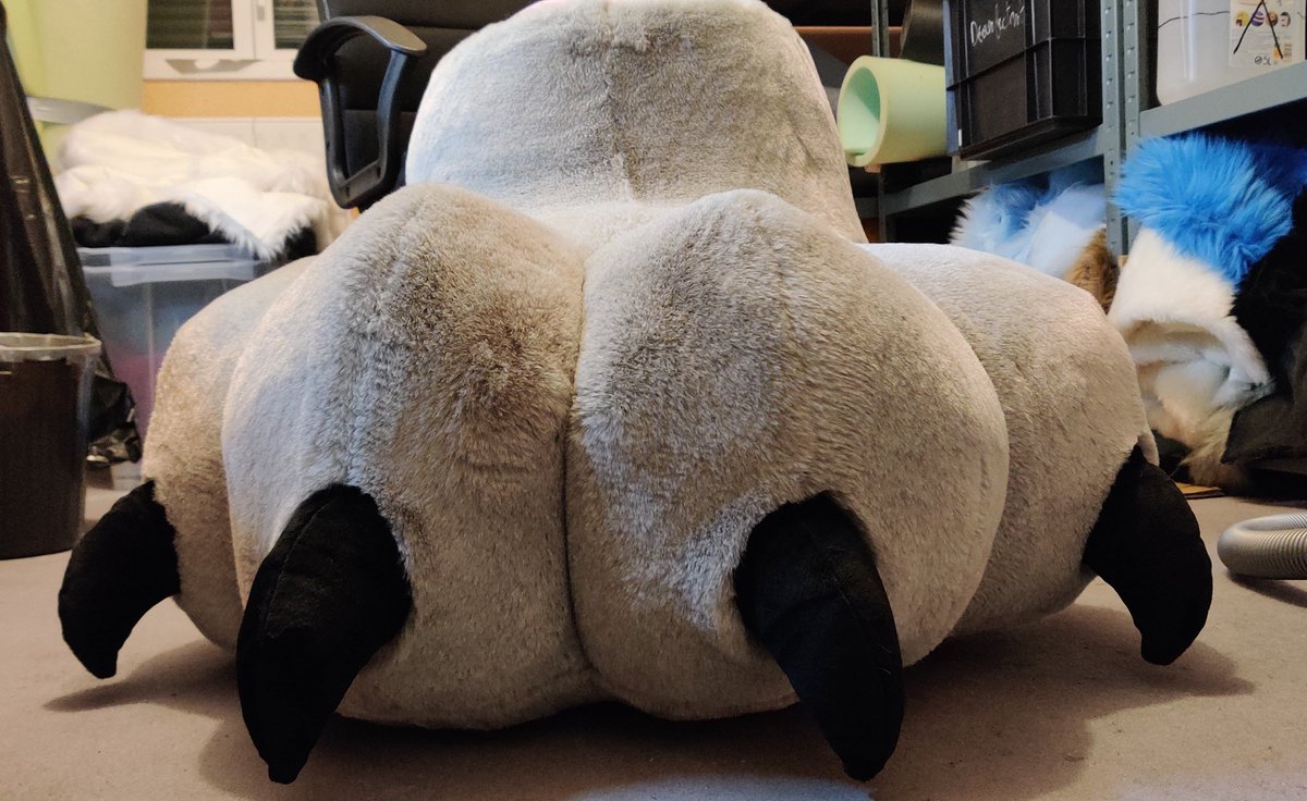 Silou_Atien's tweet image. After a long time I managed to finish this project. Welcome to this second big paw 🐾 ! 
The furs is dense and extrat soft, the paw is heavy and should please the paw lovers ;)
Better photos soon
#furry #paw #plush #pawlover
