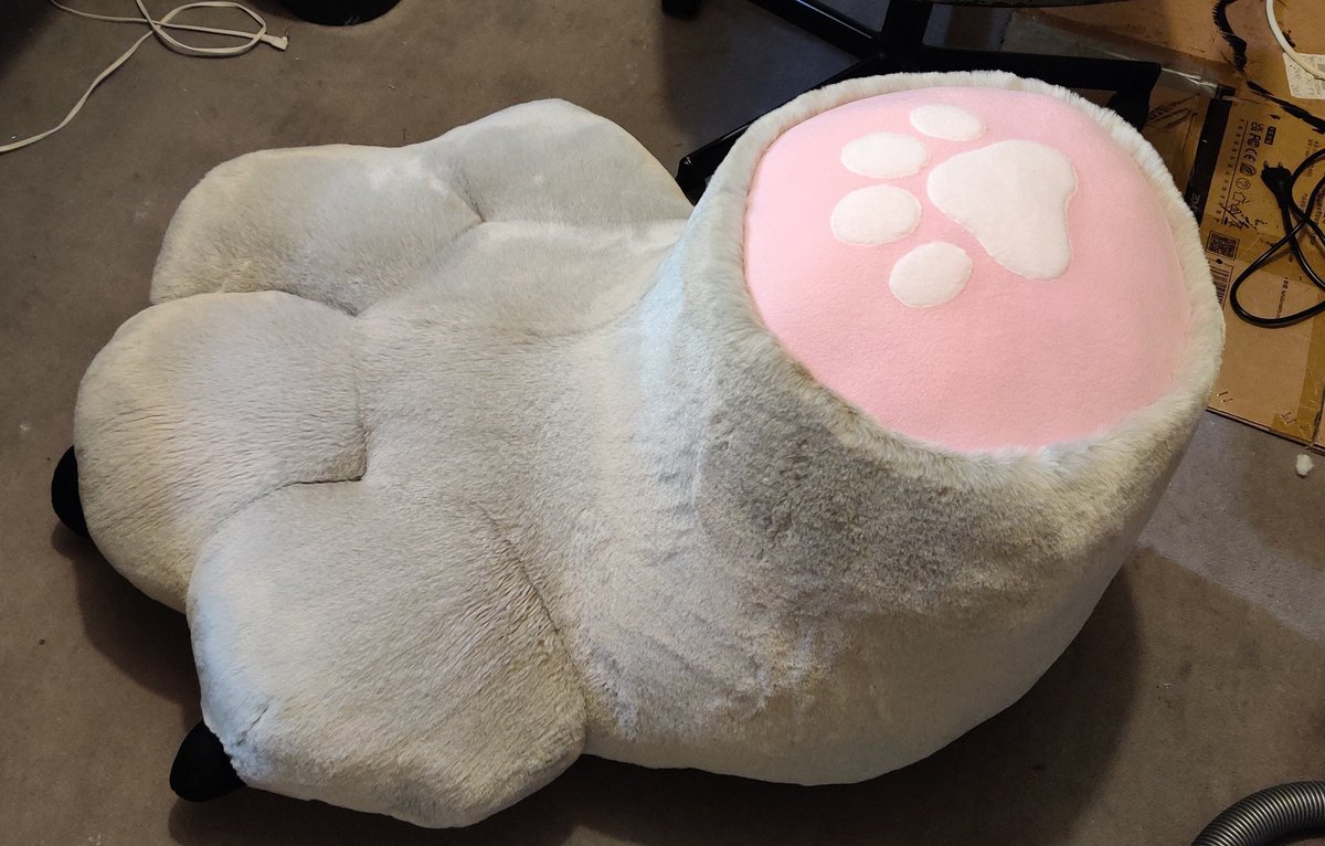 Silou_Atien's tweet image. After a long time I managed to finish this project. Welcome to this second big paw 🐾 ! 
The furs is dense and extrat soft, the paw is heavy and should please the paw lovers ;)
Better photos soon
#furry #paw #plush #pawlover
