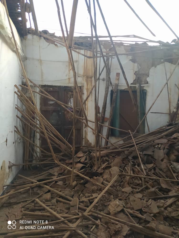 jjamild's tweet photo. @VillegasPoljak  La casa de los dulces de las Tejerias, dónde usted estuvo en el mes de noviembre, si techo colapso ancho, producto del deterioro. Es patrimonio histórico del municipio Santos Michelena https://t.co/wblfMxDamt
