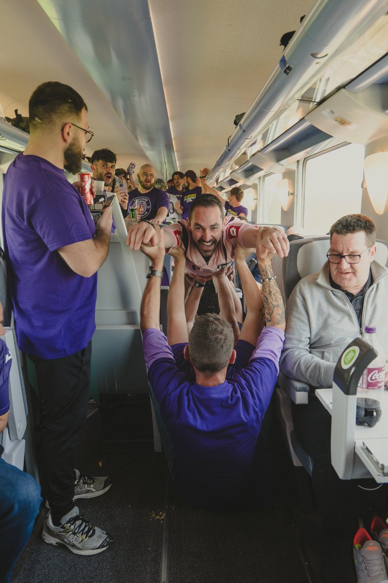 Orane_Benoit's tweet photo. Hâte de vous raconter dans le prochain numéro de @BouduMag (début juin) mon voyage en train avec les supporters du #tfc. Petit aperçu avec cet avant/après😉#coupedefrance @ToulouseFC https://t.co/1SCkvl90nh