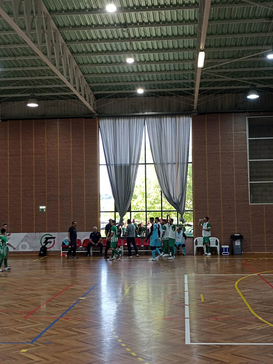 andredaniel1939's tweet photo. Ao que isto chegou até no futsal

Foi no jogo Rio Ave FC vs Estoril em futsal que alguns adeptos do Rio Ave FC foram impedidos de entrar no pavilhão por lotação esgotada

Sendo que tinha muitas cadeiras vazias

CONTRA O DESPORTO MODERNO!!! https://t.co/mYI2mmmtBm