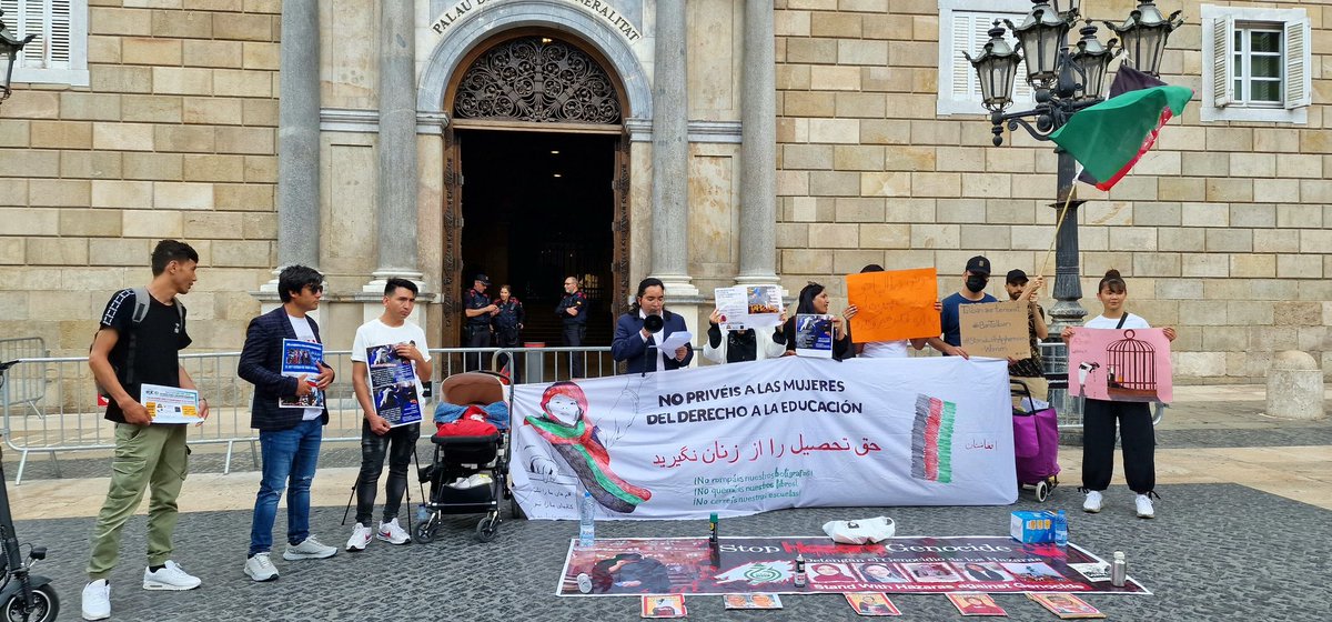 Joshonlinetv's tweet photo. تجمع اعتراضی افغانهای مقیم شهر بارسلون اسپانیا
#AfghansInBarcelona #Barcelona #Spain #Afghans #JoshTV
https://t.co/nhNguGCopV https://t.co/CpSJFfWKA2