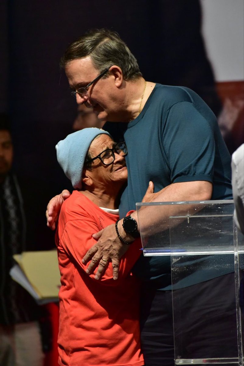 m_ebrard's tweet photo. El abrazo más importante de hoy https://t.co/Q1eyY3vmUk