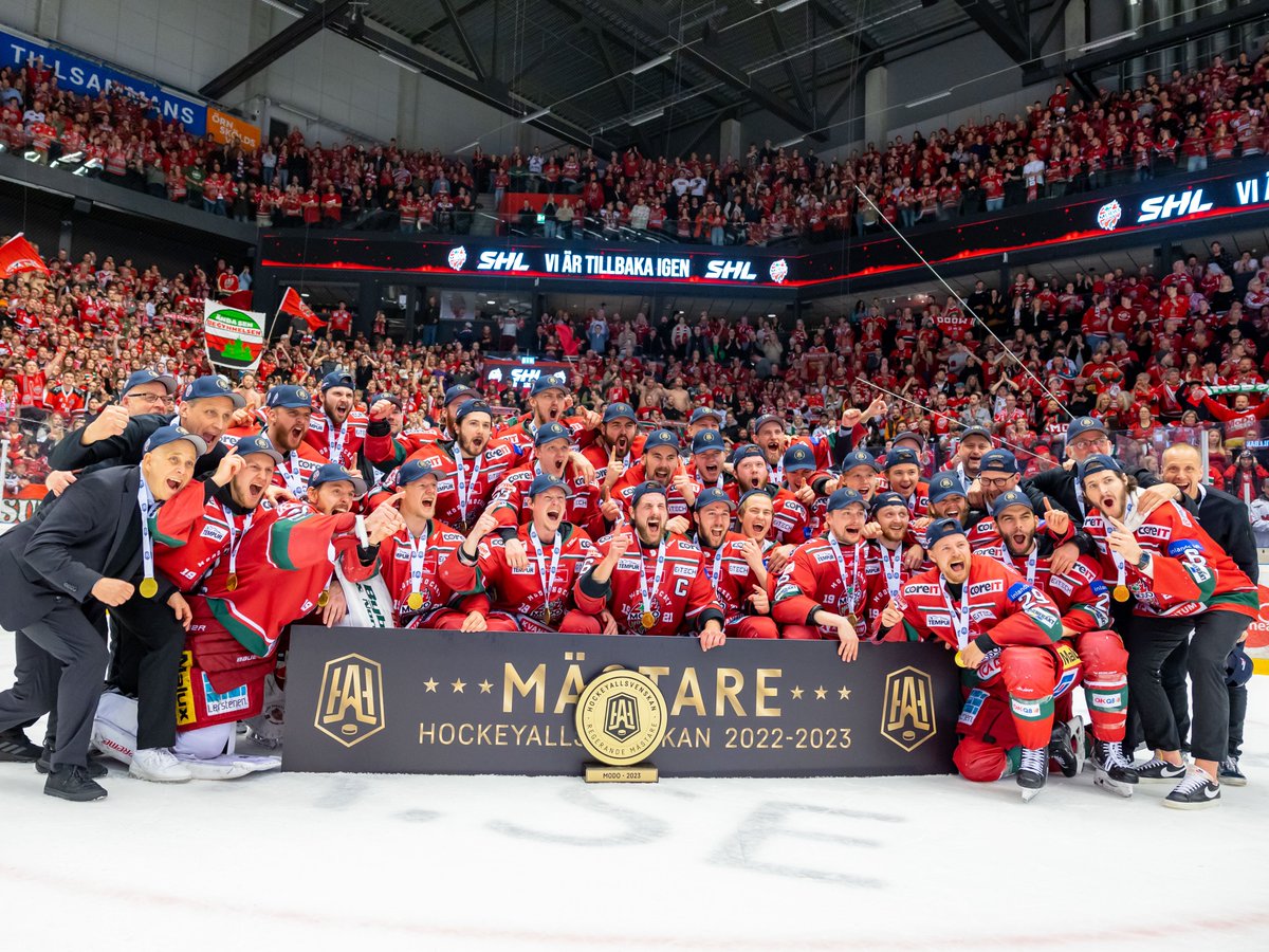 MoDo_Hockey's tweet photo. VMA! 🚨

Många frågar och ja – det kommer att bli ett firande på Stora Torget i Örnsköldsvik i morgon. Firandet börjar cirka 18.00. 

Dessförinnan blir det en lastbilskortege från Hägglunds Arena och vi återkommer med mer info om detta under morgondagen.

Nu firar vi!

#modose https://t.co/RveRSN9Lau