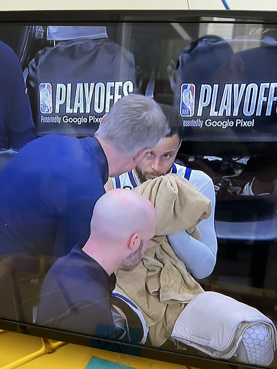 RyanStevensSF's tweet photo. curry with a bath towel for all that splash! 💦#Warriors #stephcurry https://t.co/U5HGAYuHz9