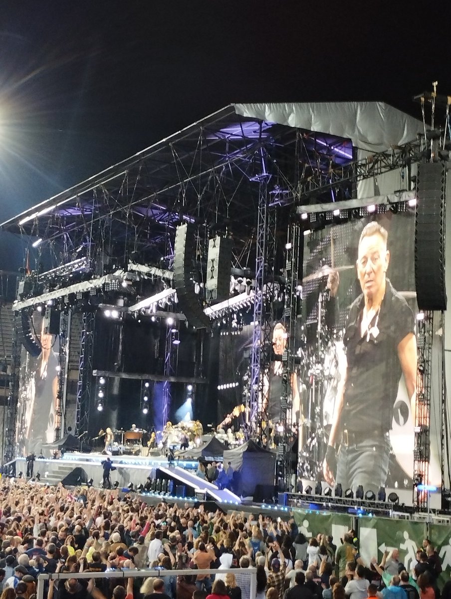 fernavarro17's tweet photo. Todas las crónicas exageradas, los adjetivos, las hipérboles, lo desmedido, lo imposible, todo, absolutamente todo, es verdad de los conciertos actuales de Springsteen. Memorable, histórico, legendario. Elvis y Dylan sonríen porque sea él quien cierre el capítulo del rock'n'roll. https://t.co/h3ui9eBR8T