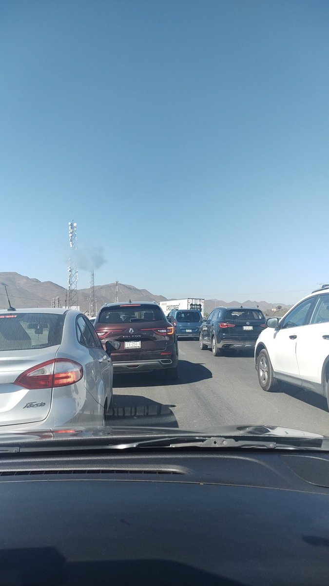 pinkysanz's tweet photo. @autopistasalmty Hay una larga fila y sigue lento https://t.co/QCZmShau4v