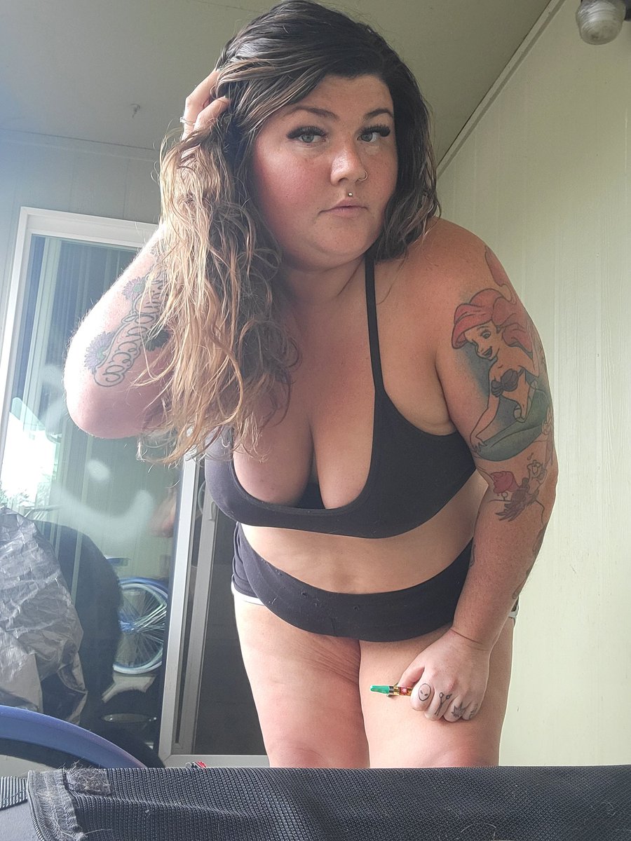 bbwqueen666's tweet photo. Wanna smoke some weed with me? :3
#CannabisCommunity #ommp #cannabisindustry #stonerbabe https://t.co/A2Q3TUBEBk