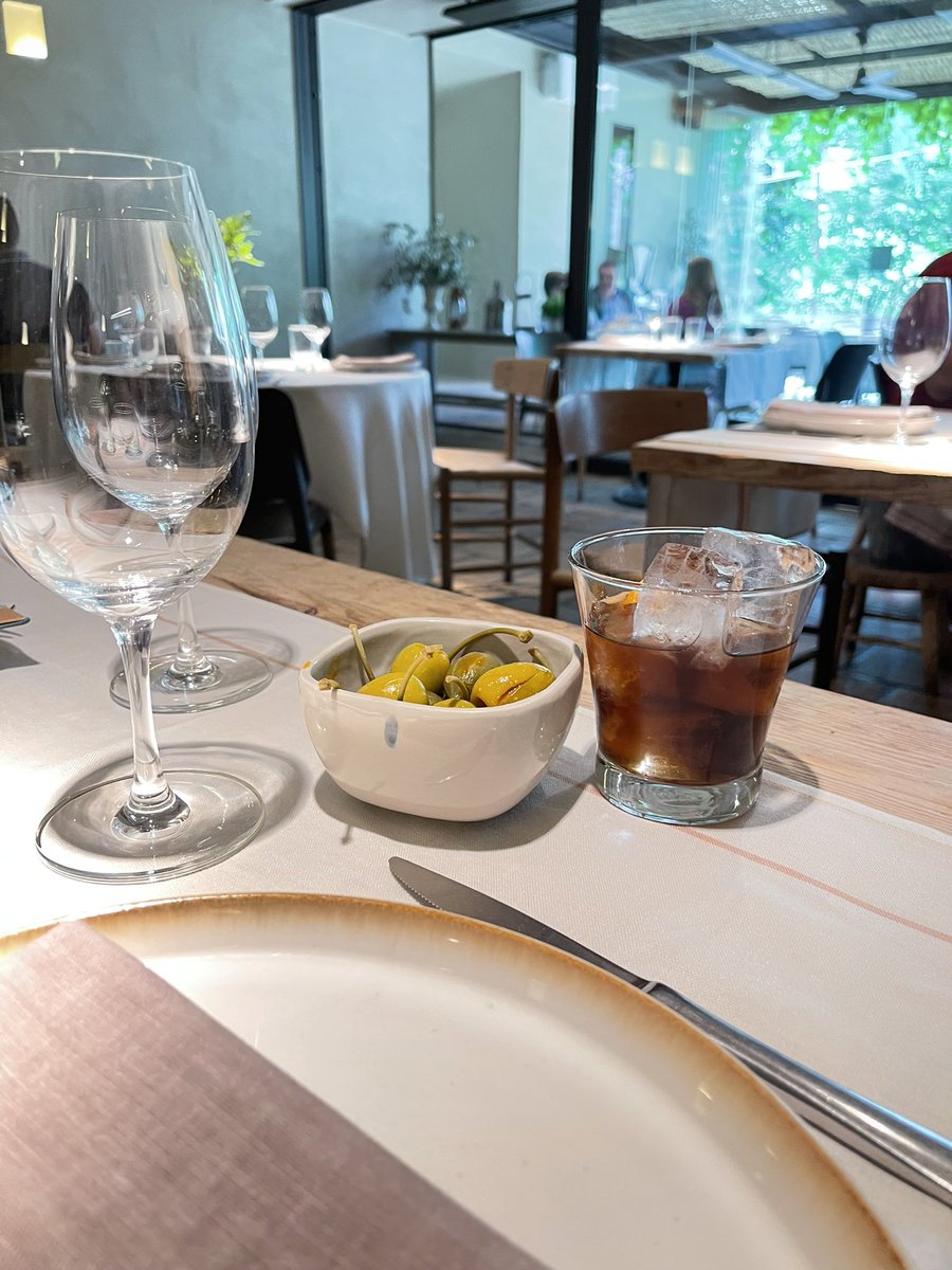 mariagomez_o's tweet photo. Cómo me gusta el vermut de #Filandon , que se llama Lhardy, y las aceitunas y alcaparrones que ponen. https://t.co/HhzwHpezrV