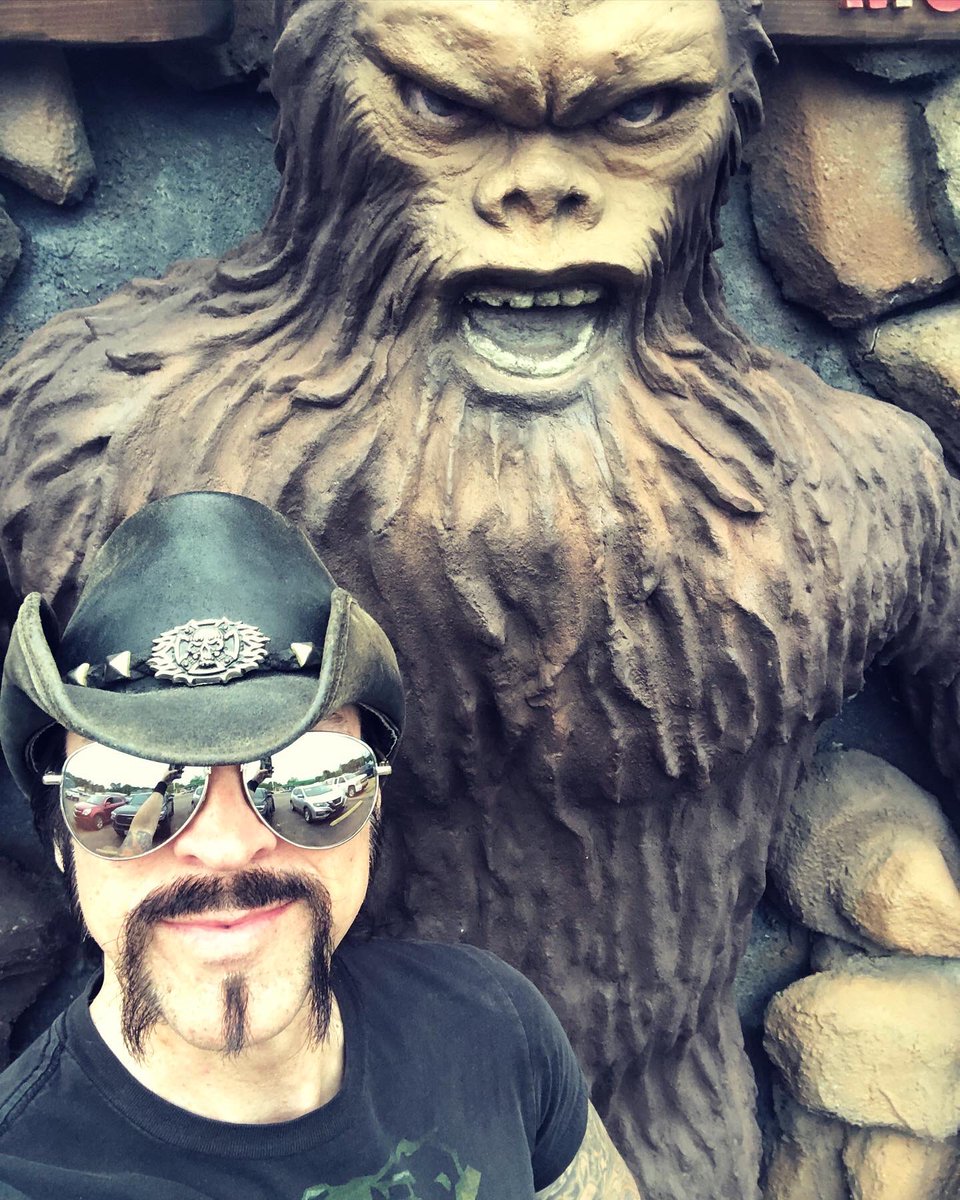 Visiting my legendary friend.  #foukemonster #boggycreekmonster #legendofboggycreek #bigfoot #horrorclassic #legendtripping