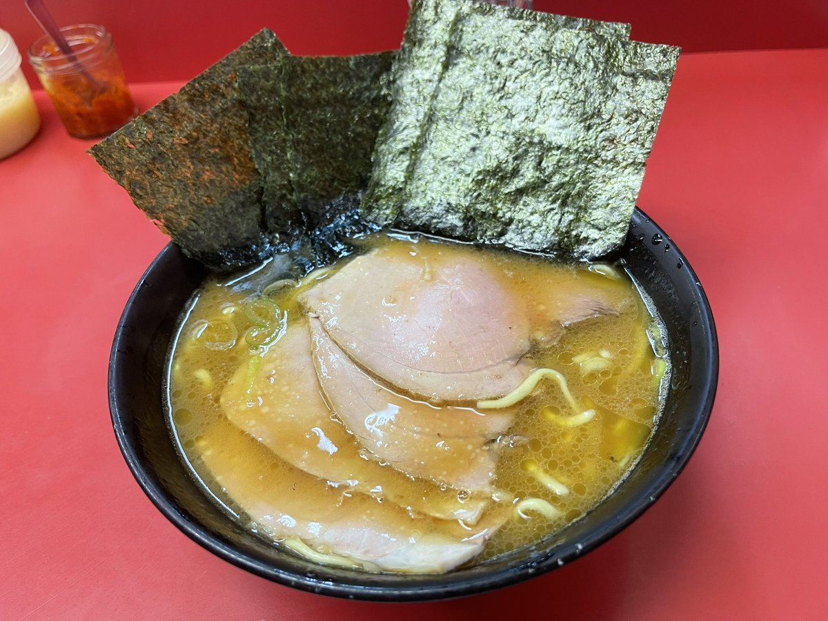 2TATASHAN3's tweet photo. 💓『杉田家』💓

ラーメン食べたい欲に負けて、オールで朝5時から行っちゃった🤣🤣🤣💓
めちゃめちゃに朝から並んでてビックリ！笑
海苔2枚どうぞってくれた！笑ありがとうございます😳😳😳🫶🏻🫶🏻
安定に美味しすぎるしラー活、朝活サイコ🍜🍜💓
#杉田家 #新杉田 #ラーメン #家系ラーメン https://t.co/8VugDRyvdw
