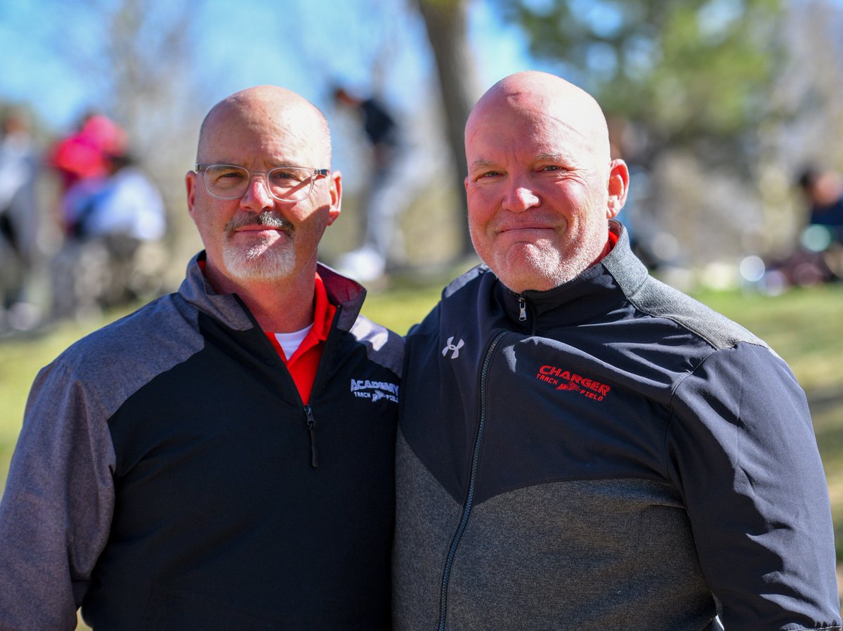 Super throws Coach @lhartwick is moving back home to TX. I'm eternally grateful for his contributions to @RedArmyXC & equally as proud to be his friend. Some @TXMileSplit HS program is going to get snag a good one! 

@Coach_Hartwick @AlbAcademy 

...need not be bald to apply!