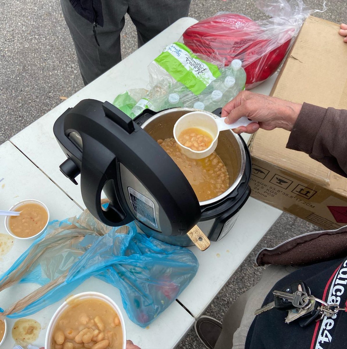 Colapplprograms's tweet photo. Since February we’ve been consistently distributing food &amp; water to our neighbors at Finlay park on Fridays and Sundays. We’ve been able to provide hot food like corn beef stew &amp; homemade chicken curry in addition to our usual offering of sandwiches, sweets, &amp; water as well. 1/3 https://t.co/DKTNysR3WP
