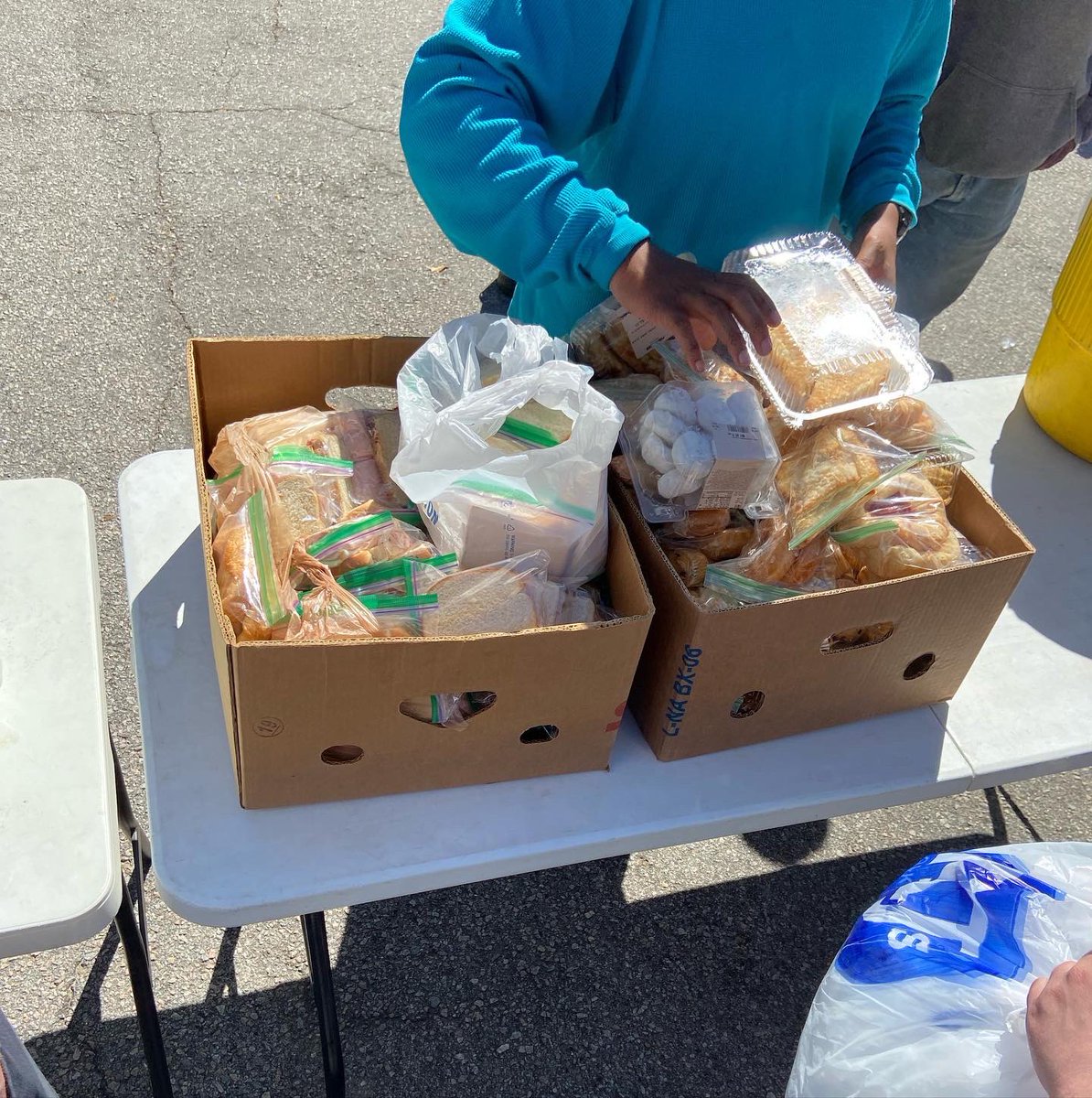 Colapplprograms's tweet photo. Since February we’ve been consistently distributing food &amp; water to our neighbors at Finlay park on Fridays and Sundays. We’ve been able to provide hot food like corn beef stew &amp; homemade chicken curry in addition to our usual offering of sandwiches, sweets, &amp; water as well. 1/3 https://t.co/DKTNysR3WP
