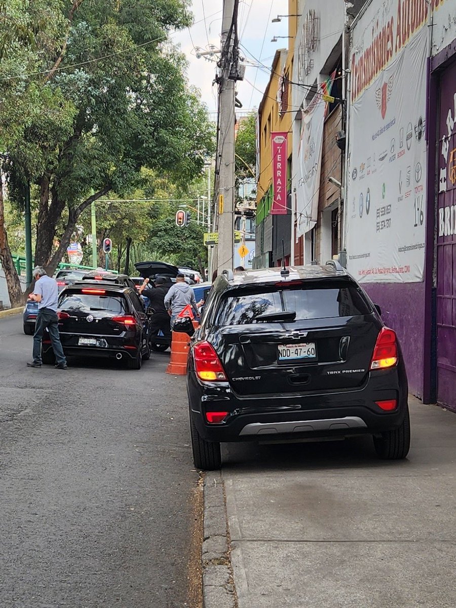 Miri_heva's tweet photo. @C5_CDMX el restaurante que se encuentra en Viaducto Miguel Alemán #140 obstuye el paso vehicular y peatonal estacionando carros sobre la banqueta, siempre hacen lo mismo y ya se ha informado, pueden hacer algo al respecto? https://t.co/zNv3HIhZMS