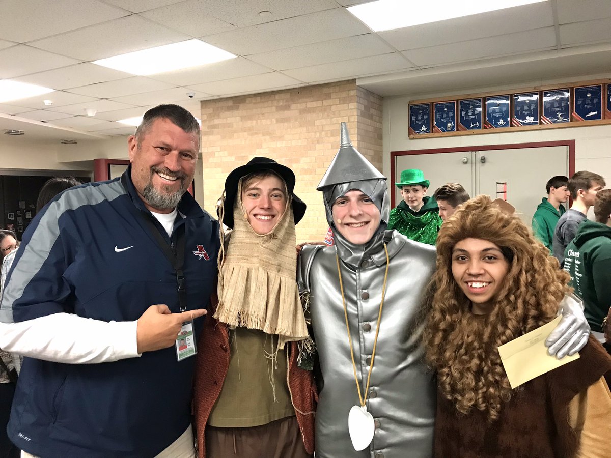 MSHSactivities's tweet photo. Nevada and I could not get enough of these guys today!!! @MSHS_Drama #MSFamily https://t.co/h56bFKYscA