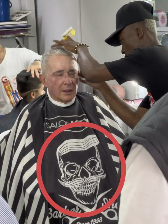 Matador000's tweet photo. ¿Quién es el asesor de imagen de @AlvaroUribeVel?
¿Nadie le advirtió que la calavera en la capa de la peluquería se prestaría para recordarle los 6.402  "falsos positivos" con las botas al revés?

Las cosas pasan por algo. https://t.co/p7mJMnzEWk