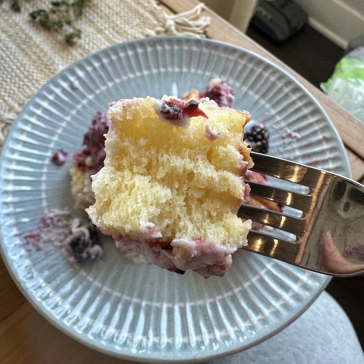 theclovecoterie's tweet photo. Unfortunately for my haters I’m baking delicious and whimsical treats. 

Vanilla bean sponge cake, spiced blackberry thyme jam, vanilla bean thyme whipped cream, all dairy free 🫶🫶 https://t.co/BJsUQHPyqu