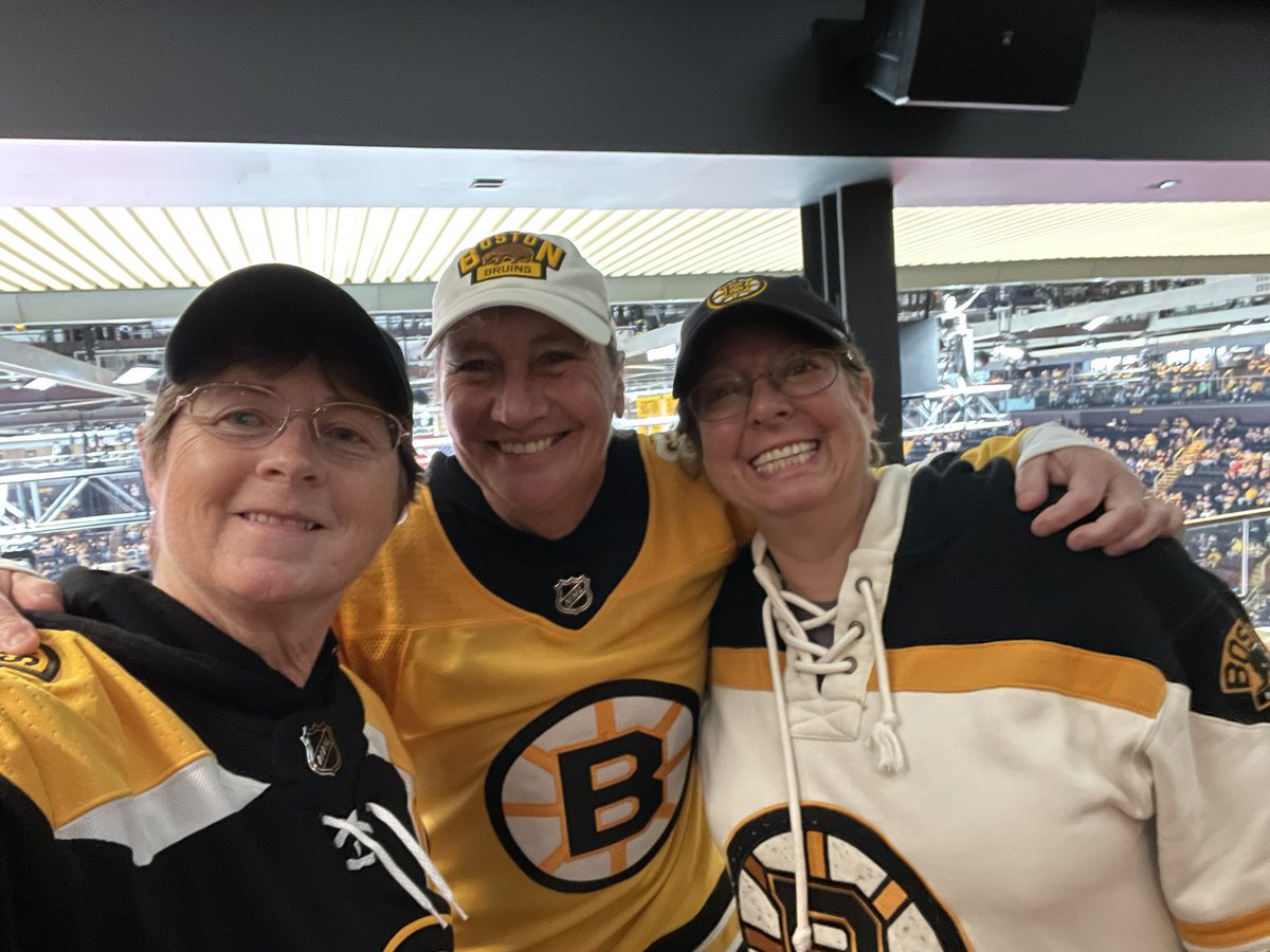 sjp144's tweet photo. Nothing better than an #NHLBruins game!! 🏒🏒🐻🐻 https://t.co/b3SiHgv2S9