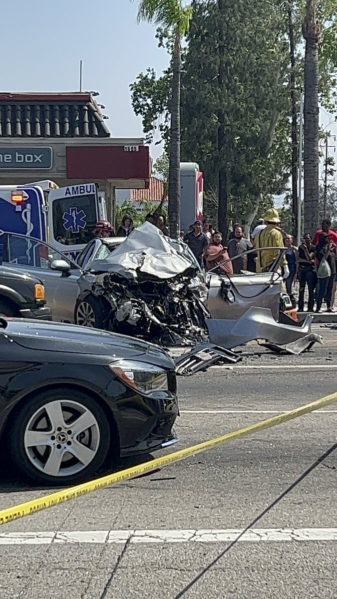 crios1222's tweet photo. 5 car accident in San Bernardino off Higoand and Del Rosa. #sanbernardino
#highland #delrosa #caraccident
#cbs #nbc #ktla #news #breakingnews #sbpd #sbcfd https://t.co/WjRfmjmg4H
