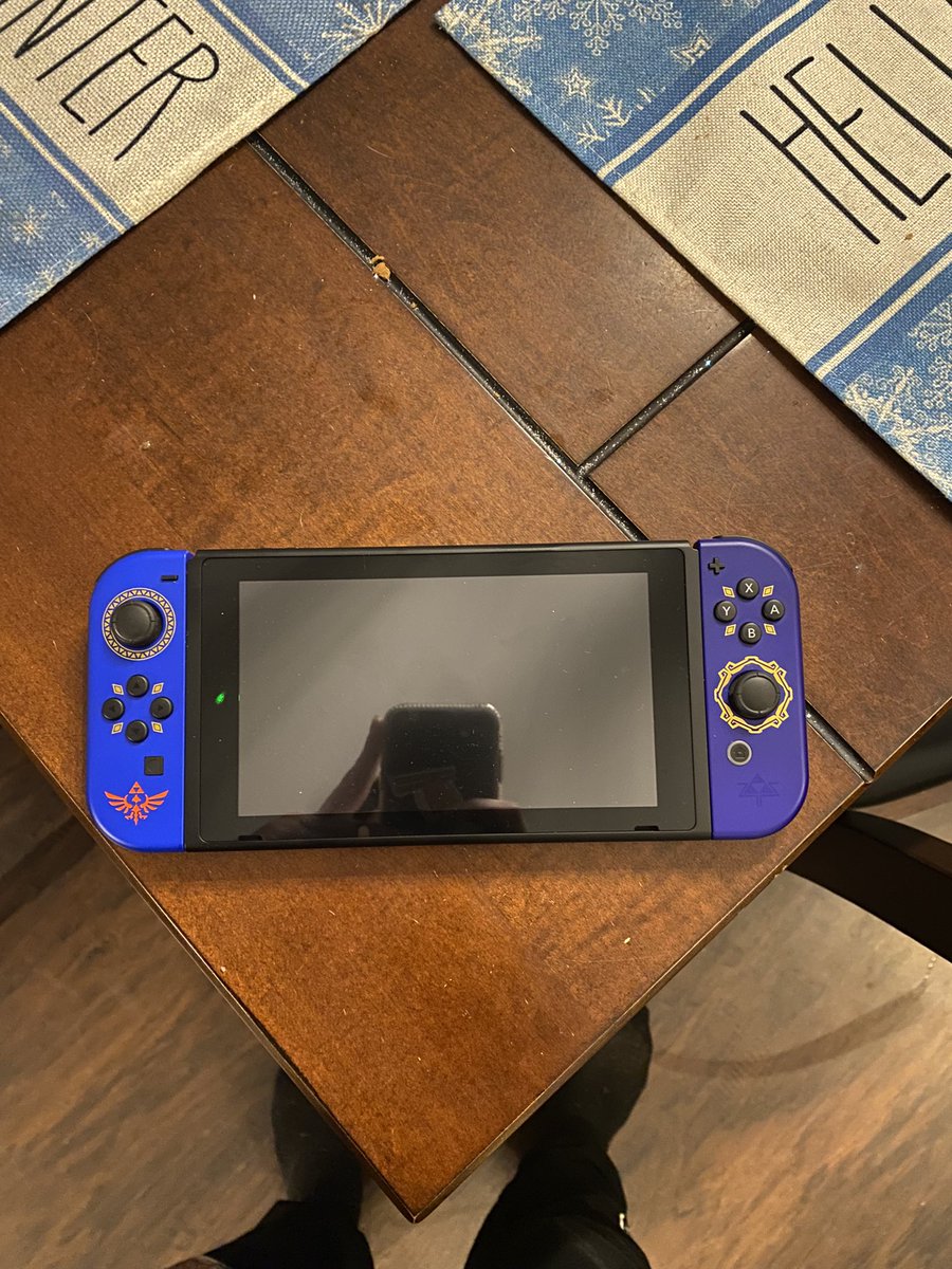 Sierra_Misttttt's tweet photo. @OneManShitshow Omg it’s so pleasing I love the colors 😭

My switch has the colors from Skyward Sword but I love the green and gold toooo https://t.co/WXb6zJW8jj