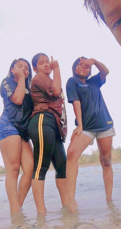 DarliPea1's tweet photo. Pues un día de 😜... La yo y mis dos amigas 🤙❤️#13 /02/2022💗 https://t.co/jsE7v2vmdV
