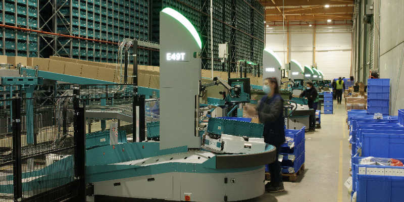 Werken in het magazijn aangenamer maken met robots industrievandaag.nl/werken-in-het-…
Robots kunnen taken in het magazijn sneller en correcter uitvoeren dan menselijke medewerkers. En zonder dat ze vermoeid raken. 
#industrie #techniek #industrie40 #maakindustrie #machinebouw #procesindustr