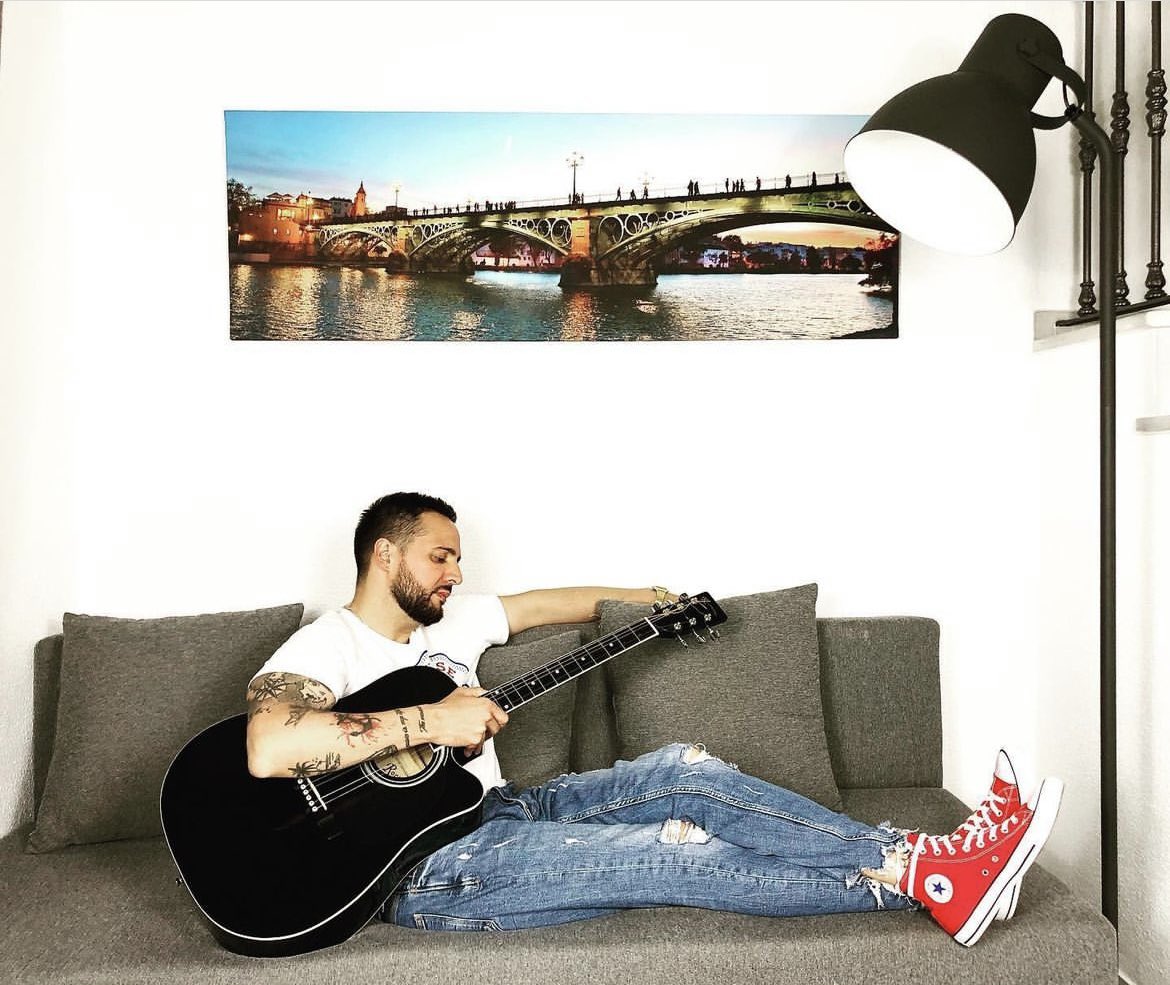 Joaquin_Sangar's tweet photo. Llamo música a las arritmias de mi pobre corazón palpitando sin cesar
de camino a verte... 

- 𝐉𝐨𝐚𝐪𝐮𝐢𝐧 𝐒𝐚𝐧𝐠𝐚𝐫 - 

#tbt #Musica #singer #cantante #music #sevillatriana #triana #españa #sevilla #Seville https://t.co/d0uMtNIrBP