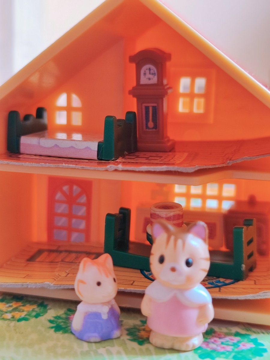 schrei_und_tod's tweet photo. A tiny home fit for the Shimmerettinis
#cute #かわいい #cutenessOVERLOAD #シルバニアファミリー #シマネコ #シルバニアの赤ちゃん
#calicocritters #SylvanianFamilies #BabySylvanian #ShimaBebe #ShimaInParis #TheShimmerettes #TheShimmerettinis #PocketHouse https://t.co/h3JRZJrNqK