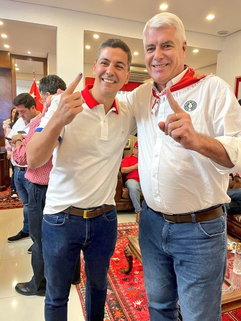 NotiRealPy's tweet photo. 🇵🇾☝️ @ArnoldoWiens compartiendo con el presidente electo @SantiPenap en sede de la @ANRParaguay dónde se vive la máxima felicidad Republicana! https://t.co/3f4LfWd3JR