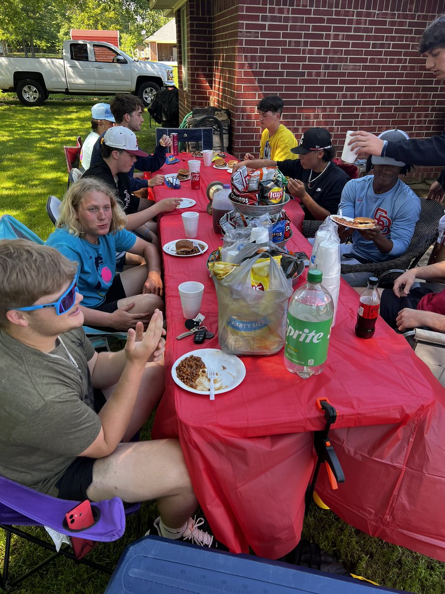 ArkHighBaseball's tweet image. Team cookout today at Coach Engstrom’s house! These guys are getting ready for a run at a conference title this year!
