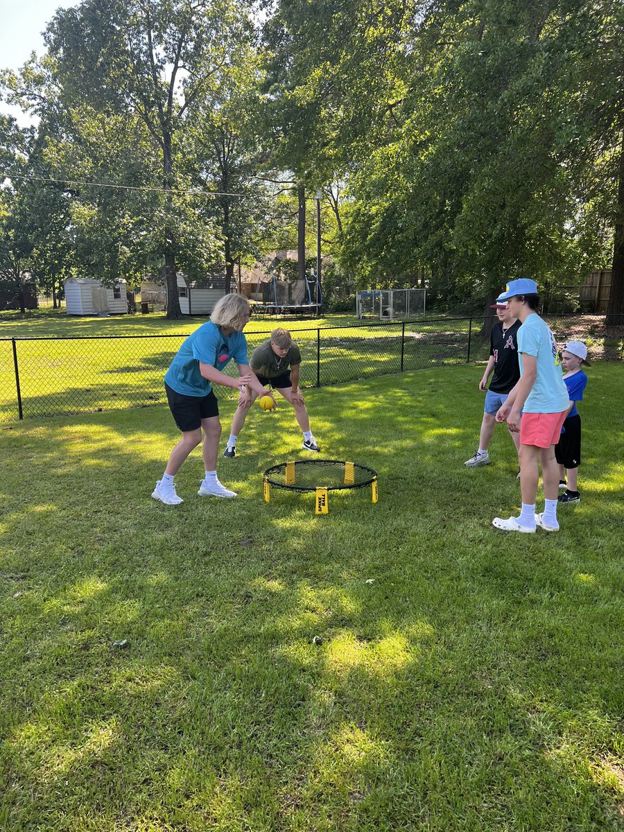 ArkHighBaseball's tweet image. Team cookout today at Coach Engstrom’s house! These guys are getting ready for a run at a conference title this year!