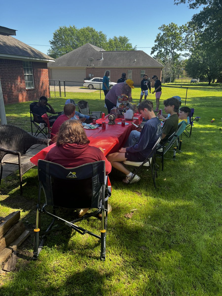 ArkHighBaseball's tweet image. Team cookout today at Coach Engstrom’s house! These guys are getting ready for a run at a conference title this year!