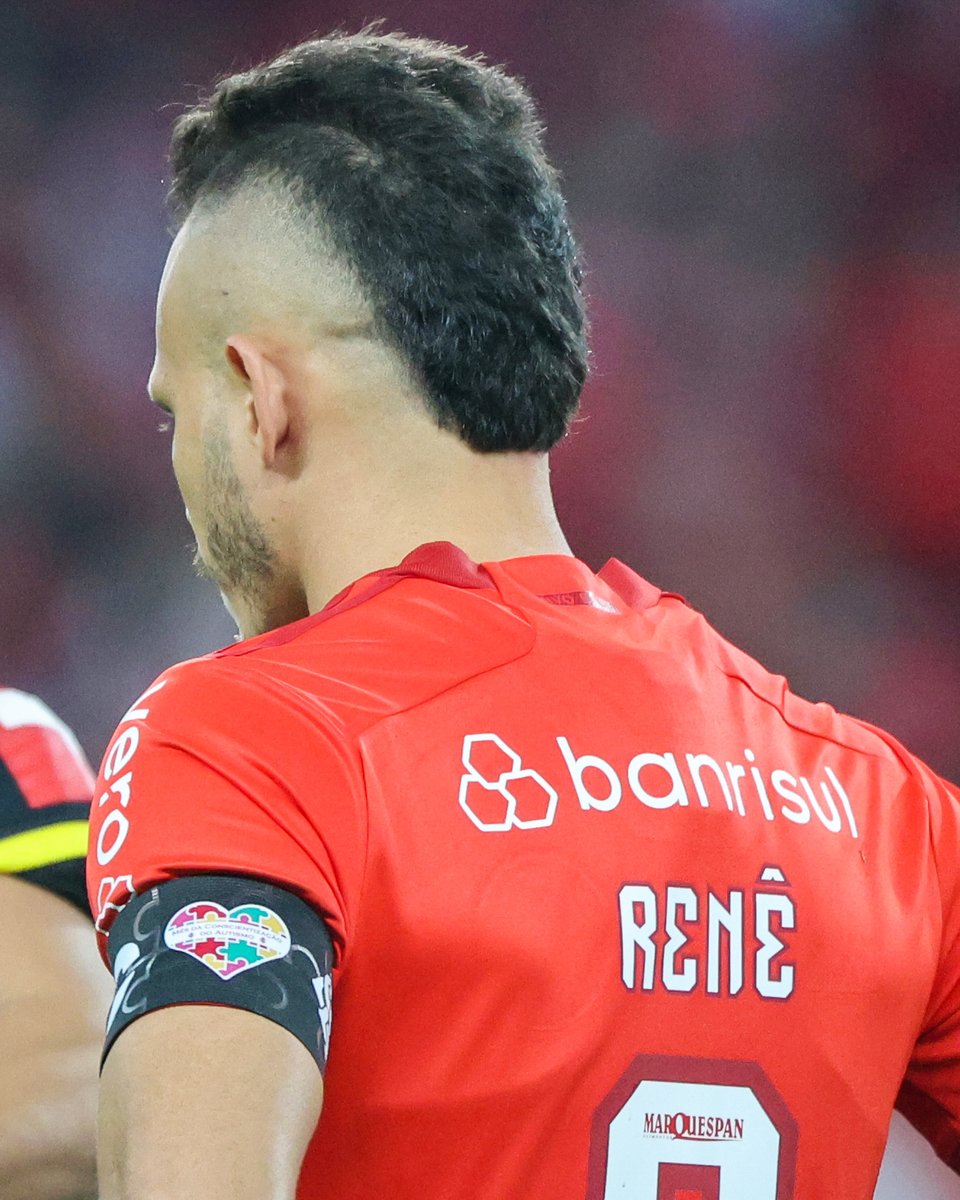 SCInternacional's tweet photo. Hoje, a braçadeira de capitão do Inter carrega uma homenagem ao Mês de Conscientização sobre o Autismo, que chega ao fim neste domingo. ❤️ #ClubeDoPovo https://t.co/OgqAMK03Oa