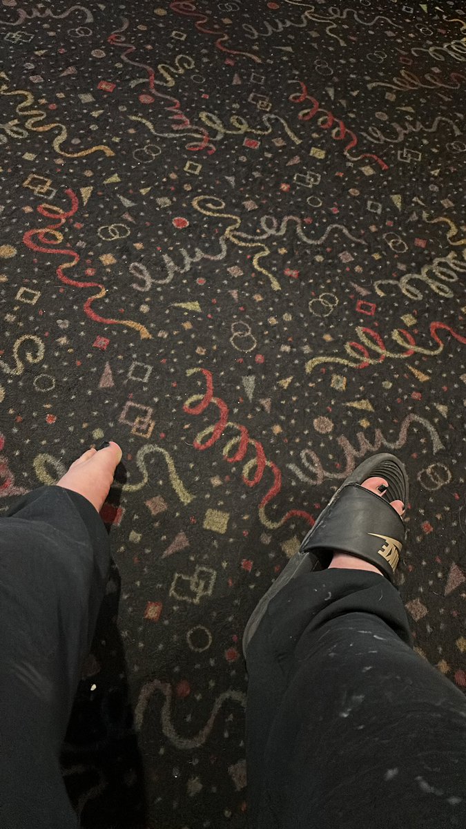 Shoeloser90's tweet image. Going to the movies in one shoe #oneshoe