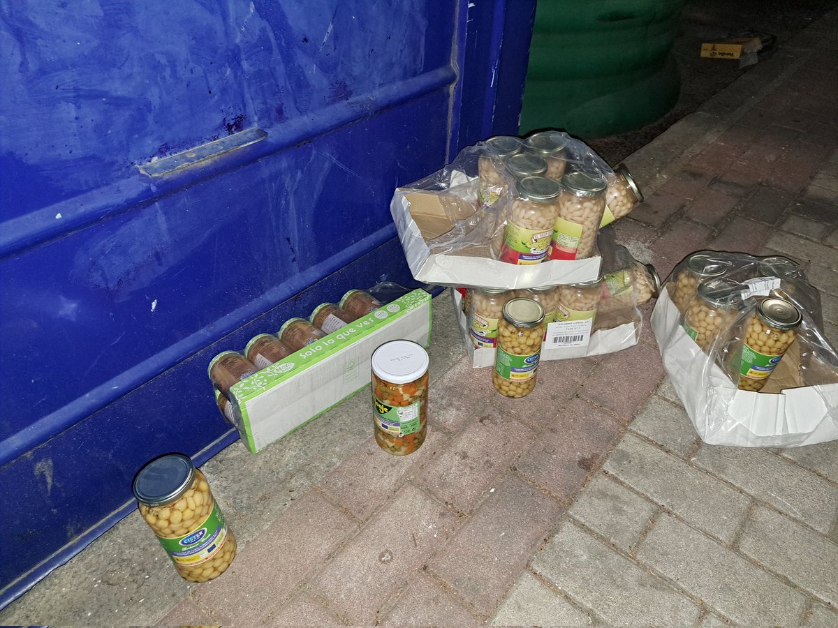 LCA_1028's tweet photo. Alimentos del Plan de ayuda a personas desfavorecidas tirados al contenedor de basura en Ávila, esto es una vergüenza, no soy racista ni nada de eso pero si lo piden que luego no lo tiren...
@CruzRojaEsp @_CARITAS @CaritasMadrid @caritasavila https://t.co/MWYpLtL05i