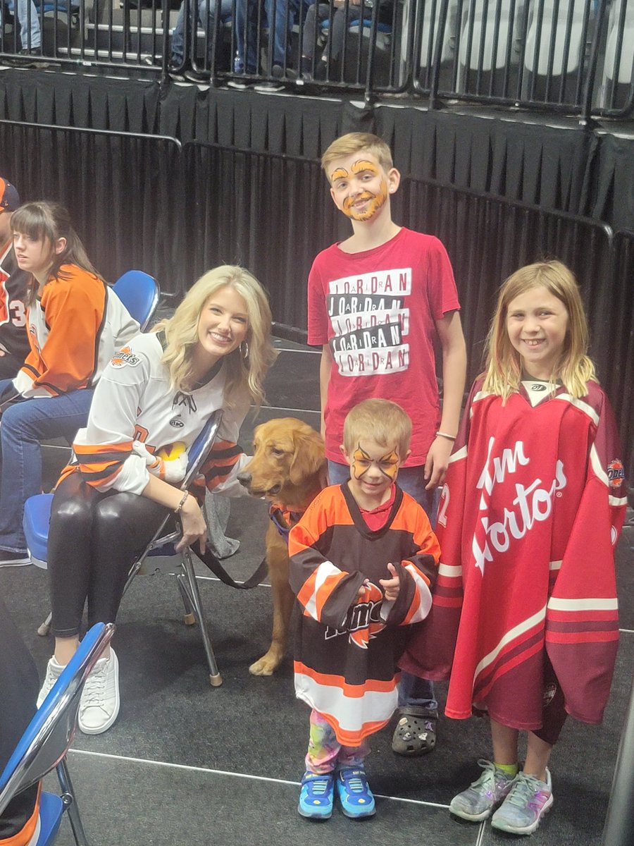Alybaby9110's tweet photo. Nothing better than @FWKomets playoff hockey night, hockey family, @RachelBerryTV and a dog!
#letsgokomets
#bethedog https://t.co/ibs3XfA3Sa