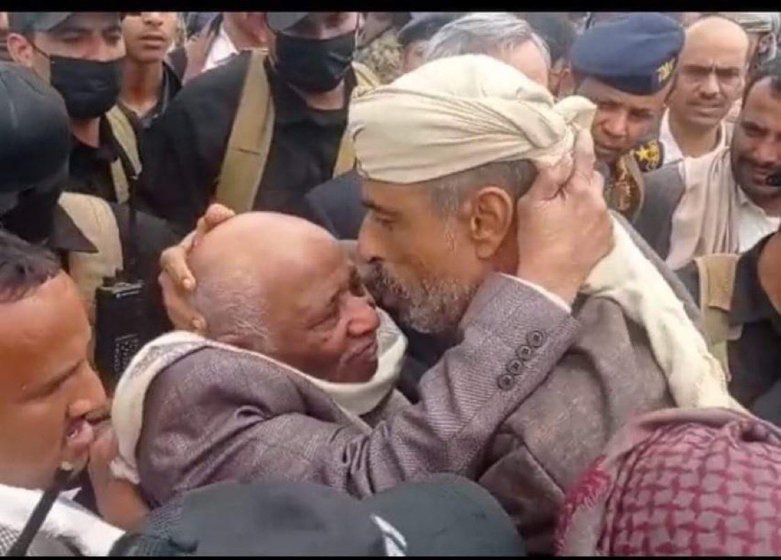 يتداول ذباب التحالف صورة احتضان فيصل رجب ويقولون انظروا للمسرحية كيف يعتقلونه ثم يحتفلون بخروجه. 
يا سقط المتاع، هذا الشيخ محمد كريد الجعدني متحدث #وفد_قبائل_أبين وهو سعيد بالإنجاز الذي أغاظكم وأبدا البغضاء من أفواهكم. 
بالنسبة لجماعة أنصار الله، فقد قاتلهم فيصل رجب سنين وكان من