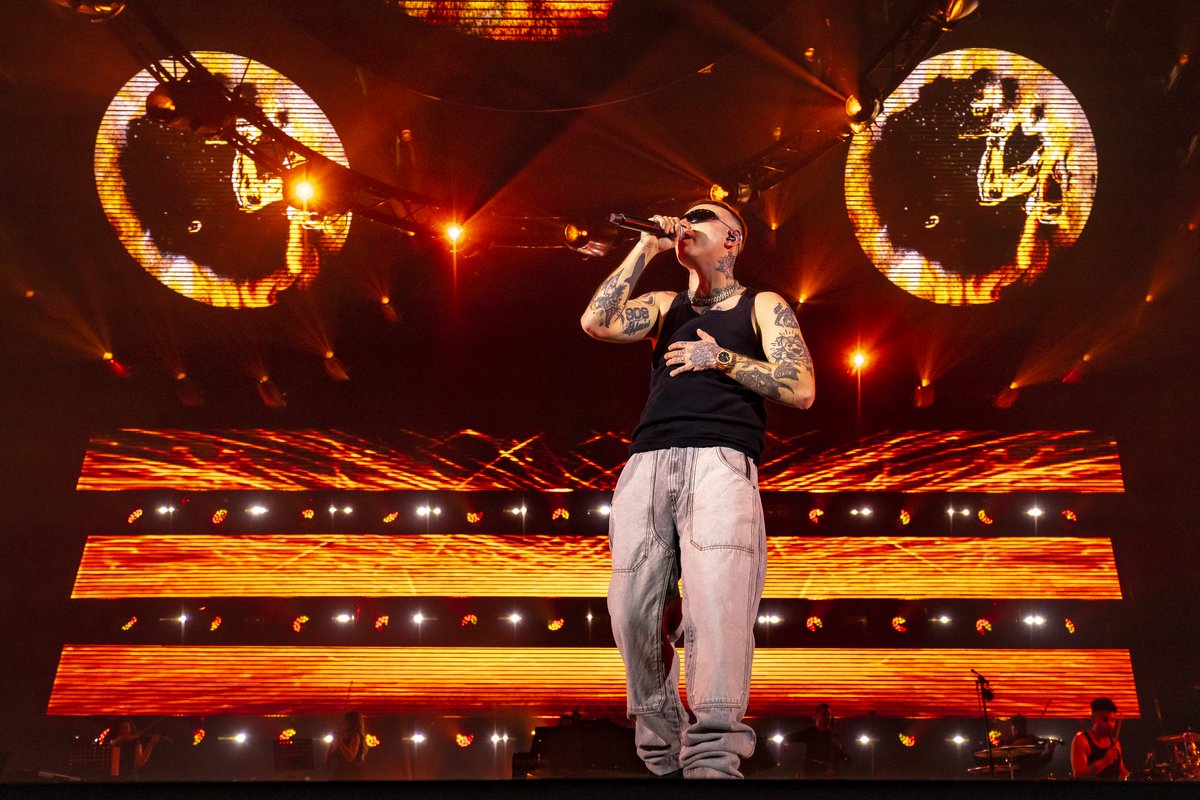 Il #LAZZAOUVERTOUR ha fatto tappa al @MediolanumForum di Assago per la prima delle tre date milanesi (sold-out). Davanti ai fan in delirio, <a href="/thelazzinho/">LAZZA</a> ha regalato uno show spettacolare con più di una sorpresa. L'artista è stato, infatti, raggiunto sul palco dai colleghi e amici