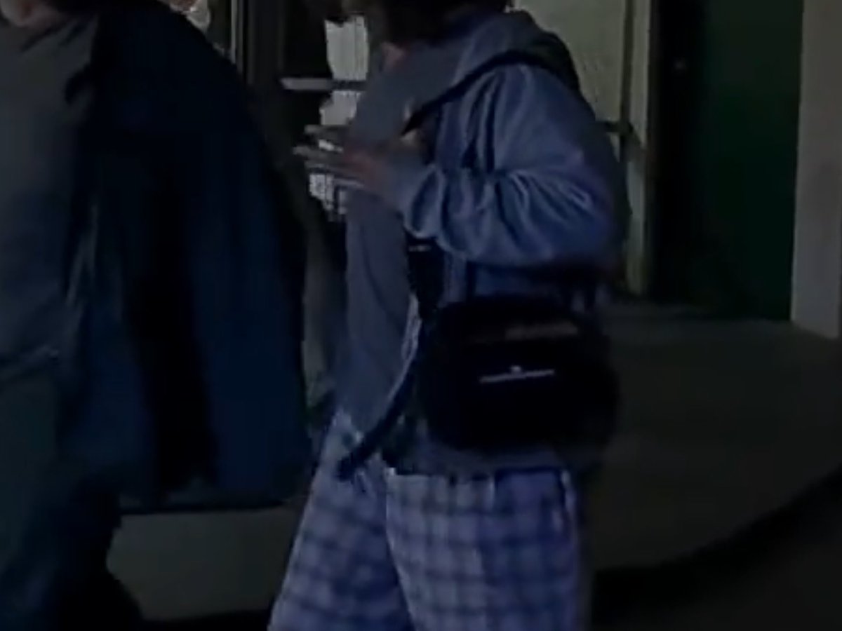 KairoTheJackal's tweet photo. Can anyone help identify the Brand and model of this 90s portable phone? This is of course, the phone the Dude was given in the Big Lebowski and Iβm having a difficult time figuring out what it is.
#furryfandom #lebowski #biglebowski #movieprops #furries #carphones https://t.co/l8j7qJSOZb