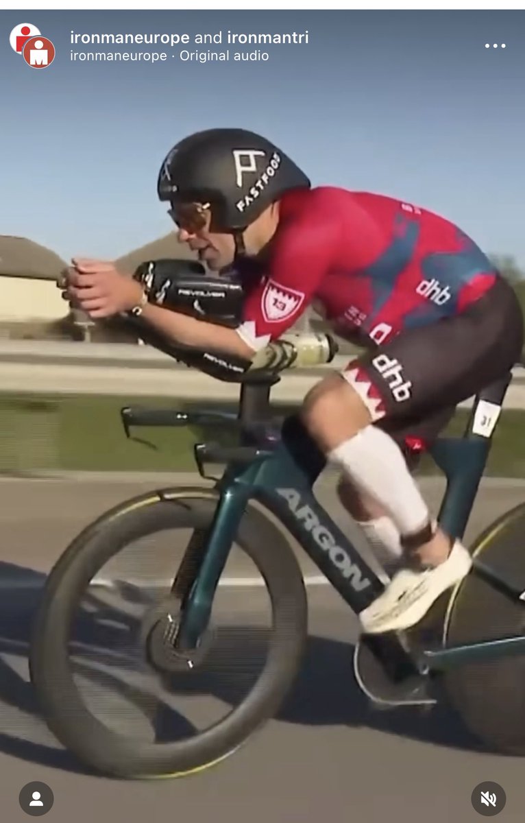 🔥 Hot Take 🔥 

The bottles on forearms are just a distraction. The real magic 🪄 here by <a href="/Noaveragejoe88/">Joe Skipper</a> is that he figured he might attract a lot of media photos, and thus free speed. Well done mate 🙌. Not dunking on Joe here, 👏 his ingenuity. <a href="/IRONMANtri/">IRONMAN Triathlon</a> #ironmantx