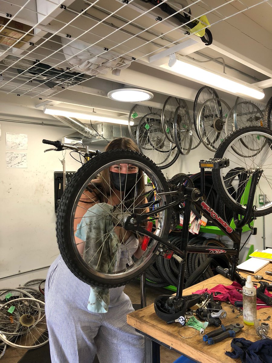 Appel aux mechanicien.nes!
Le dimanche 30 avril, la coop ne sera pas ouverte pour le public, mais nous sommes à la recherche de bénévoles qui pourront prêter main forte pour réparer des vélos afin d’en avoir à vendre lorsqu’on ouvre le dimanche prochain.