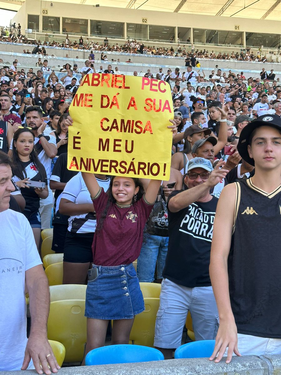 BrasileiraoPlay's tweet photo. ¿Me regalas tu camiseta? 👕
La esperanza de los más chicos de recibir la casaca de su ídolo.
#VascoWeek 🖤 #InsideTheClubs 🤍 https://t.co/EV1iwsB32D