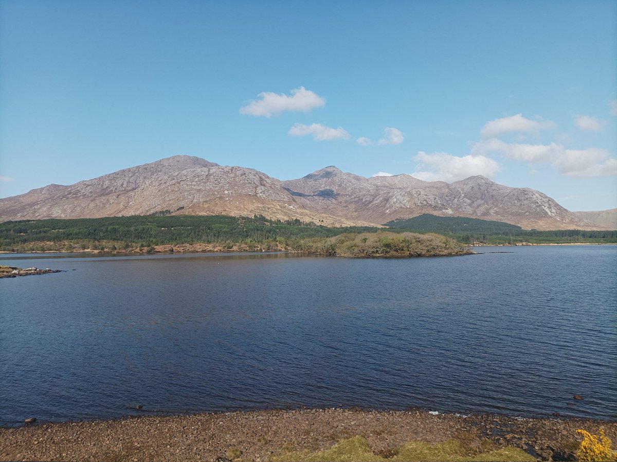 Folan123P's tweet photo. Beautiful weather and amazing scenery at the #Connemarathon full. https://t.co/KolYw2lSuS