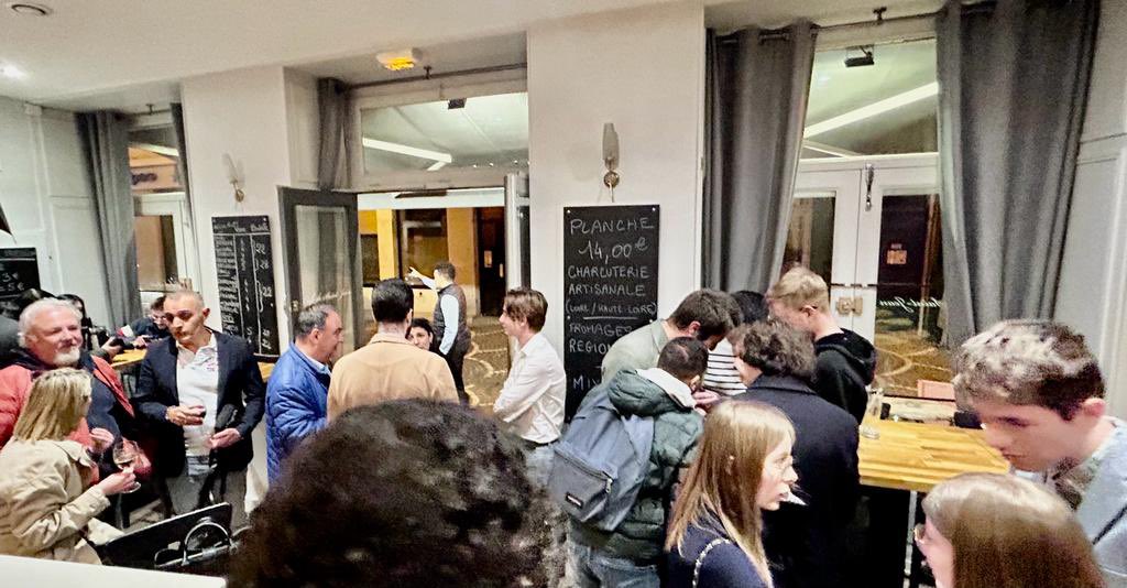 UEL42000's tweet photo. Ce vendredi, l’@UEL42000 faisait une soirée en compagnie d’étudiants, mais aussi d’élus du territoire. Nous avons échangé sur diverses questions soulevées au quotidien par les étudiants de notre territoire et des réponses que nous souhaitons apporter. 👊🏻 https://t.co/HDD3ORL7mB