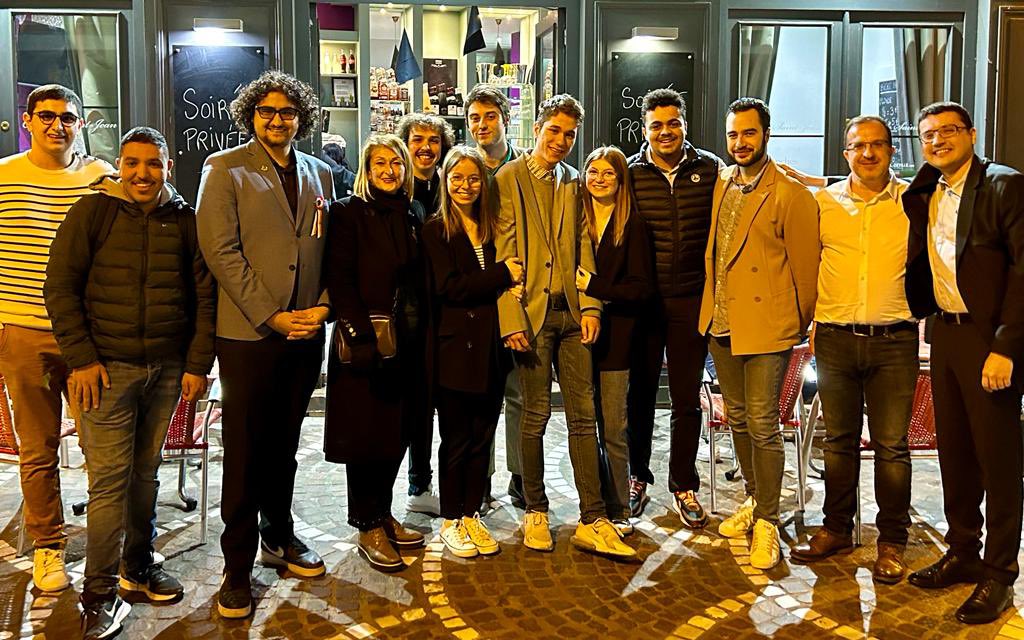 UEL42000's tweet photo. Ce vendredi, l’@UEL42000 faisait une soirée en compagnie d’étudiants, mais aussi d’élus du territoire. Nous avons échangé sur diverses questions soulevées au quotidien par les étudiants de notre territoire et des réponses que nous souhaitons apporter. 👊🏻 https://t.co/HDD3ORL7mB