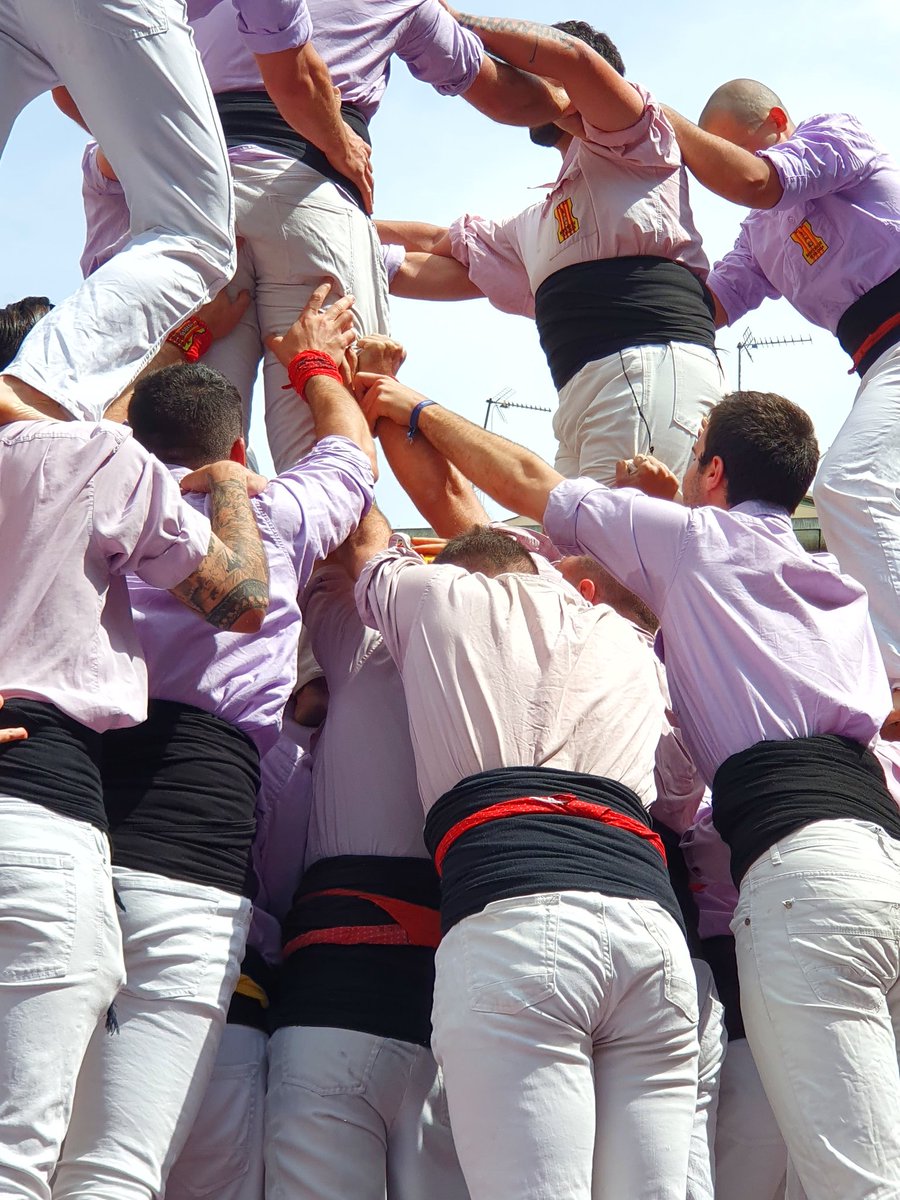 🌹#SantJordiTRS2023 Enhorabona per la Diada <a href="/Minyons/">Minyons de Terrassa</a>  👏👏 #Terrassa #castells #castellers