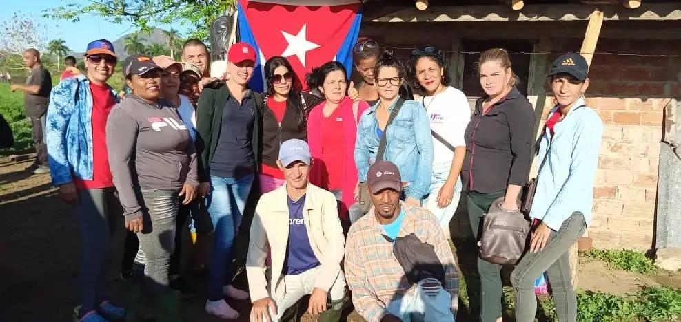 El Amor por Cuba nos moviliza!!!🇨🇺
Excelente mañana de trabajo voluntario en la CPA Ángel Montejo, en la siembra de boniato, en saludo al 1ro de Mayo, demostrándo una vez más que SiSePuede🇨🇺
#ALaPatriaManosYCorazon ❤️
#Viva1roMayo 🇨🇺