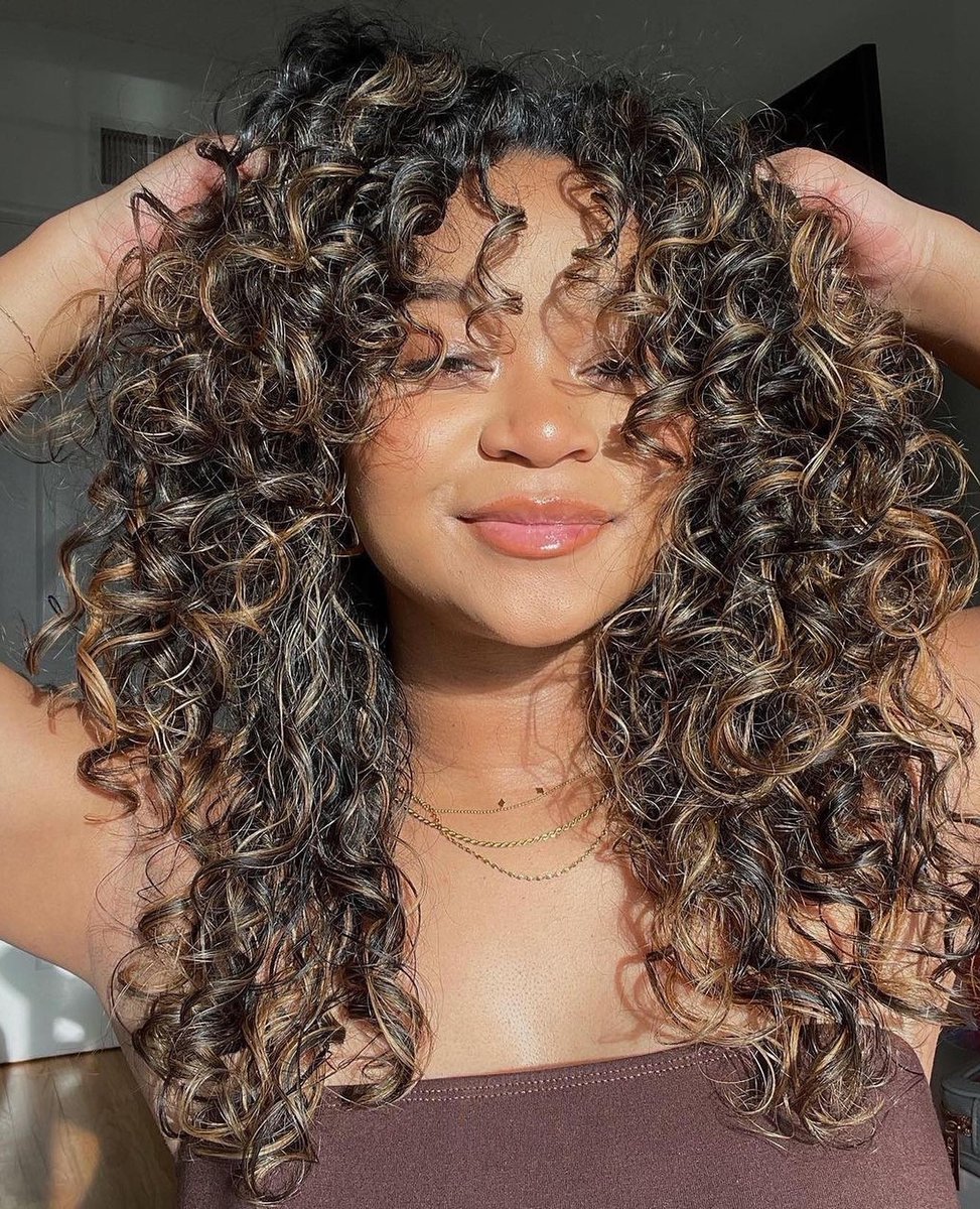 Sun Kissed And Glowing 😘 
.
.
#curlyhair #curlyhairroutine #curlyhaircare #manetrxx #bouncecurl #summer