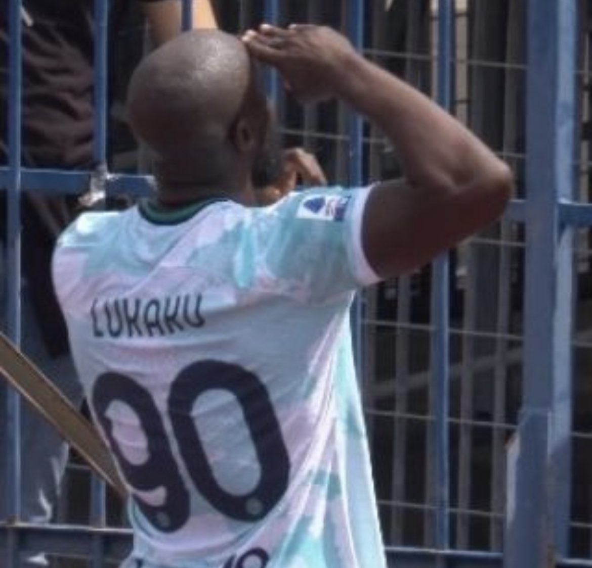 __SSam_77's tweet image. Errore qui dell’arbitro, del VAR,dell’AIA e della FIGC.

Romelu Lukaku doveva essere espulso, avendo esultato in modo provocatorio.
Il regolamento così dice.

#DisdettaSkyDazn